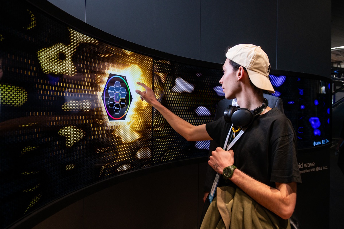 Visitante de la feria ISE de Barcelona, que acoge la Cumbre Europea-Latinoamericana del Audiovisual. ISE