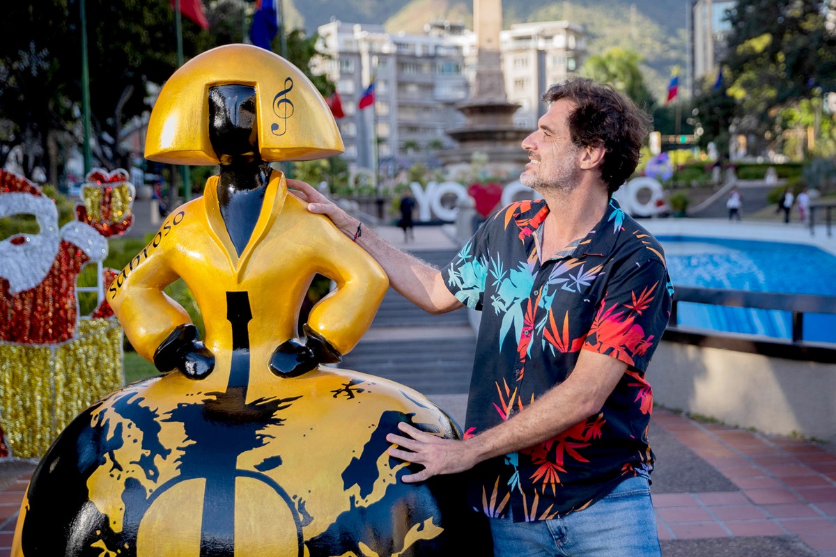 El escultor Antonio Azzato, con una escultura de las meninas en Chacao, Venezuela, el 10 de enero de 2024. EFE/RAYNER PEÑA R