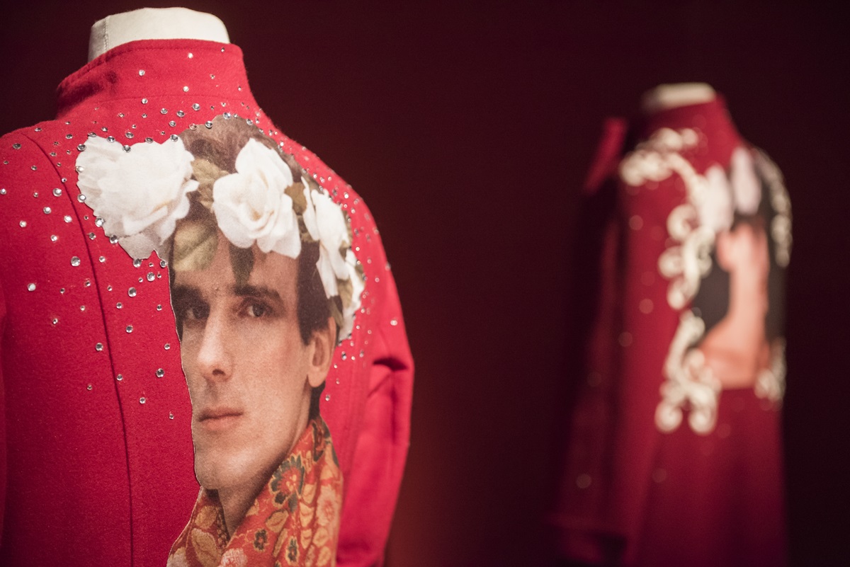 Chaqueta con la cara de Luis Alberto Spinetta obra de Renata Schussheim. CENTRO CULTURAL RECOLETA