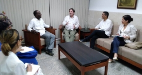 El director de Asuntos Bilaterales de Cuba, Ángel Villa Hernández, con el director del Instituto Cervantes, Luis García Montero, este jueves en La Habana.