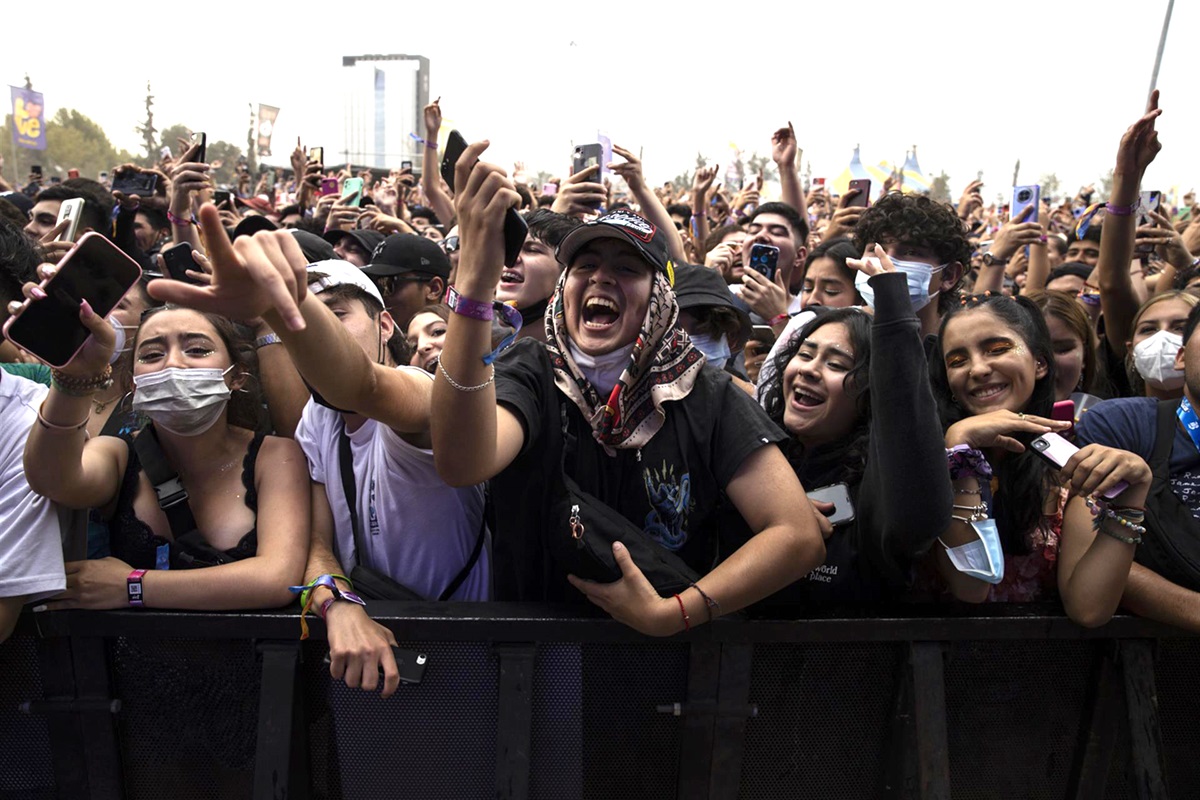 Asistentes del festival musical Lollapalooza, en Santiago Chile, el 19 marzo 2022. EFE/ALBERTO VALDES