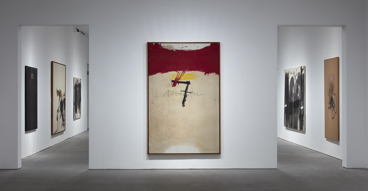 Exposición 'Antoni Tàpies. La práctica del arte' en el Museo Nacional Reina Sofía