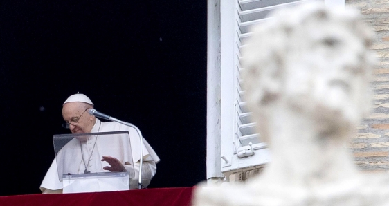 El papa Francisco, dirigiéndose a los fieles desde el Palacio Apostólico del Vaticano. EFE/MASSIMO PERCOSSI