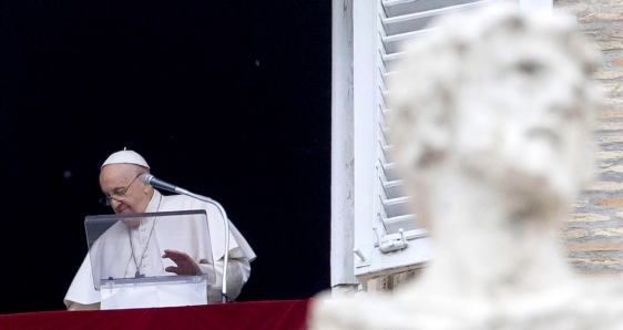 El papa Francisco, dirigiéndose a los fieles desde el Palacio Apostólico del Vaticano. EFE/MASSIMO PERCOSSI