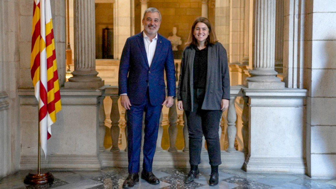 El alcalde de Barcelona, Jaume Collboni, con la periodista Anna Guitart. AYUNTAMIENTO DE BARCELONA