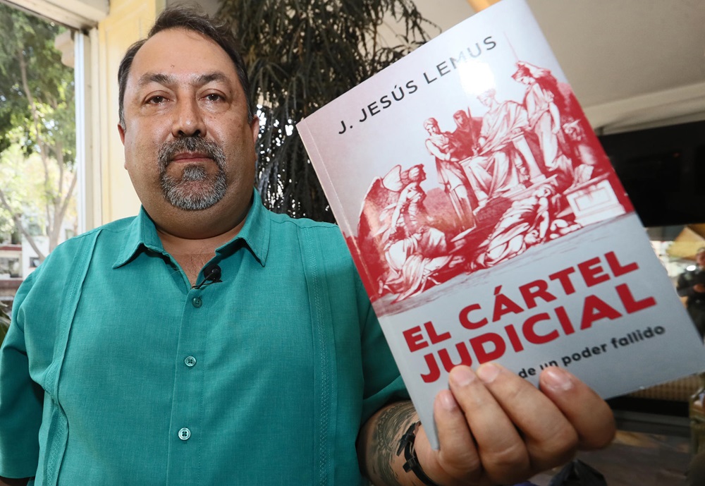 El periodista mexicano J. Jesús Lemus, con el libro 'El cártel judicial'. EFE/MARIO GUZMÁN
