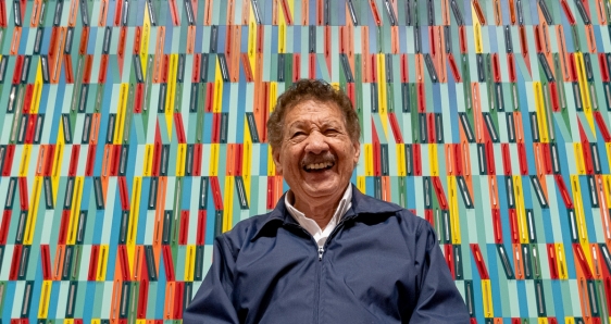 Juvenal Ravelo, con una de sus obras, en el Centro Cultural de Arte Moderno de Caracas. RONALD PEÑA