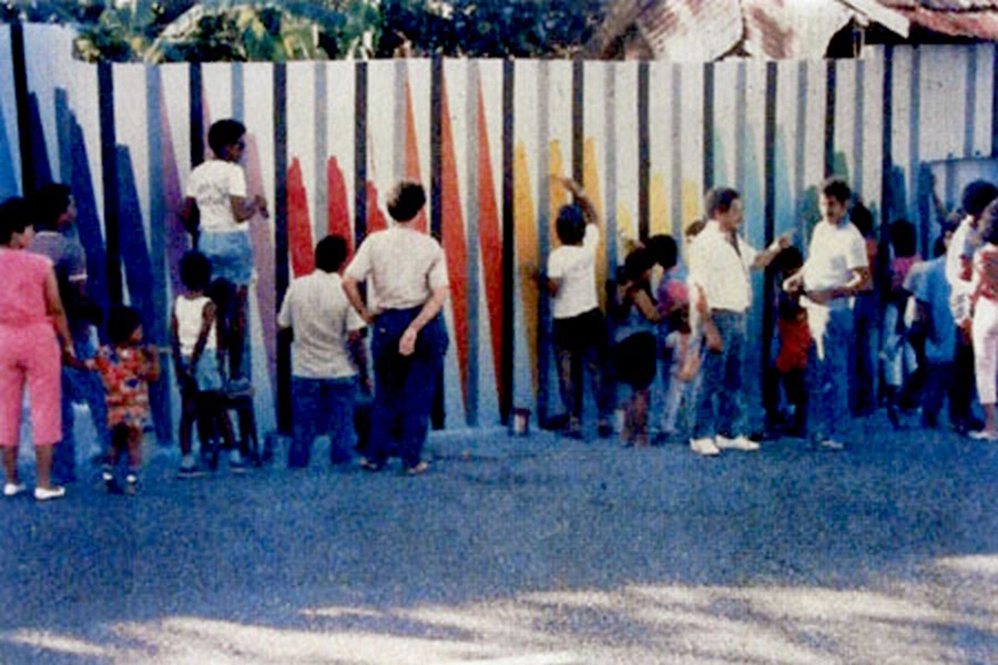 Mural de Juvenal Ravelo en Caripito, Venezuela, 1975. ARCHIVO