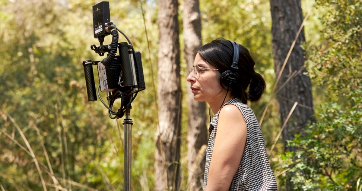 La directora Celia Rico, durante el rodaje de la película Los pequeños amores. LUCÍA FARAIG