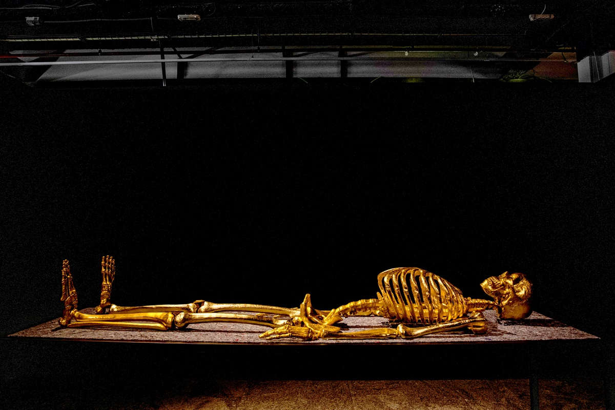La obra 'Lección de anatomía', de Jorge Pineda, en la exposición 'HAPPY' en el Centro de Arte Complutense de Madrid. EDUARDO CABRERA