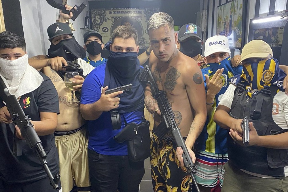 El trapero Zamaray, con integrantes del clan Los Monos, en Rosario, Argentina El trapero Zamaray, con integrantes del clan Los Monos, en Rosario, Argentina