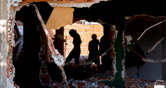 Vecinos de Rosario destruyen el supuesto búnker de un narco, el 6 de marzo de 2023. EFE/FRANCO TROVATO FUOCCO