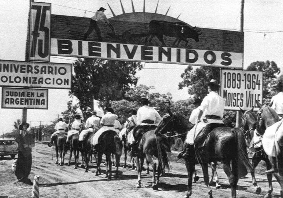 Gauchos judíos en la colonia de Moises Ville, en 1964. ARCHIVO