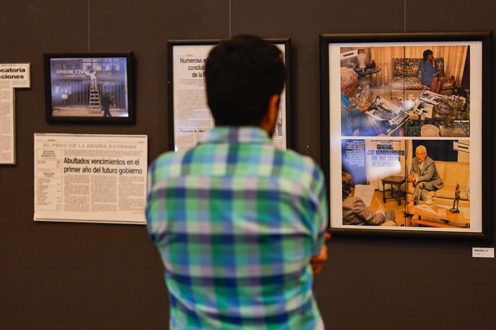Recortes de prensa de la guerra de Malvinas en la exposición de la Biblioteca del Congreso en Buenos Aires. EFE/JUAN IGNACIO RONCORONI