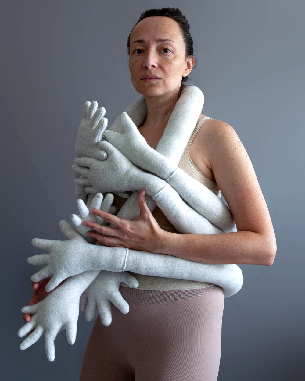 Costanza De Rogatis. Abrazo. De la serie Antropometría doméstica (2023). CORTESÍA Costanza De Rogatis. Abrazo. De la serie Antropometría doméstica (2023). CORTESÍA
