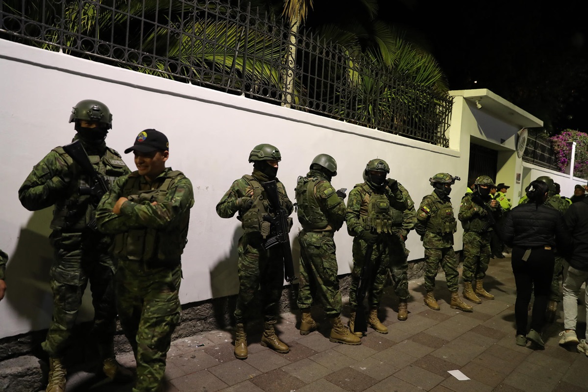 Efectivos de la Policía de Ecuador se despliegan en la Embajada de México en Quito para detener a Jorge Glas, este viernes. EFE/JOSE JACOME