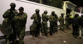 Efectivos de la Policía de Ecuador se despliegan en la Embajada de México en Quito para detener a Jorge Glas, este viernes. EFE/JOSE JACOME