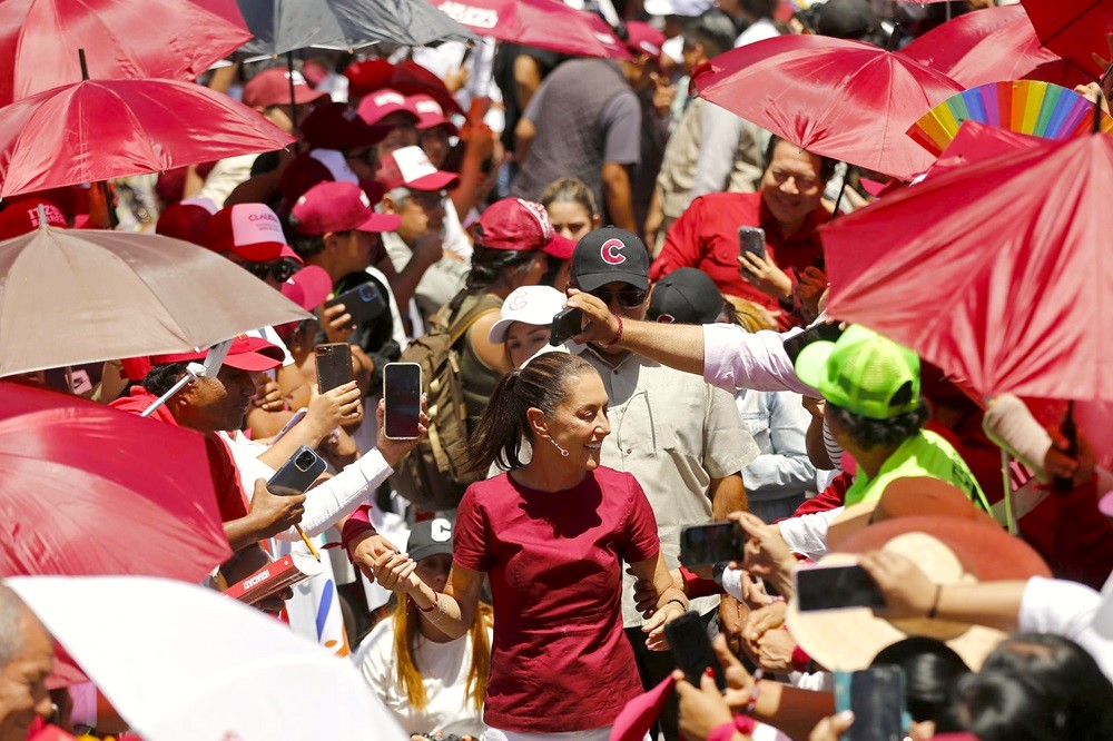 La candidata presidencial de Morena, Claudia Sheinbaum, en un mitin en Tlaquepaque, México, 3 de abril de 2024. EFE/FRANCISCO GUASCO