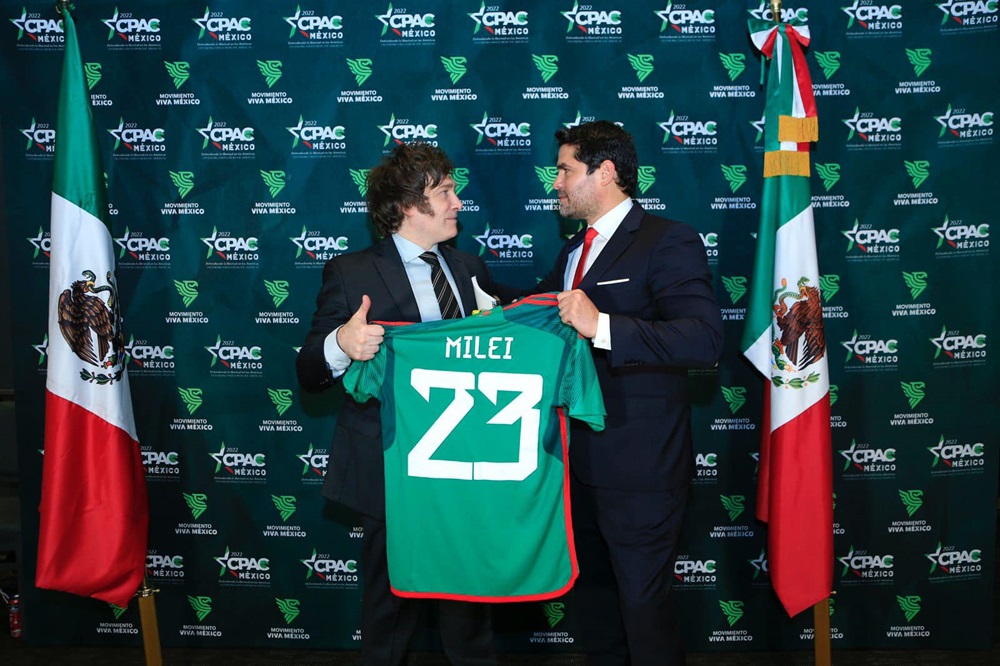 Javier Milei y Eduardo Verástegui, en la CPAC 2022 de Ciudad de México. FACEBOOK