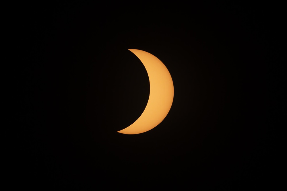 El eclipse solar visto desde Guadalajara, México, este lunes. EFE/FRANCISCO GUASCO