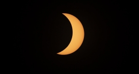 El eclipse solar visto desde Guadalajara, México, este lunes. EFE/FRANCISCO GUASCO