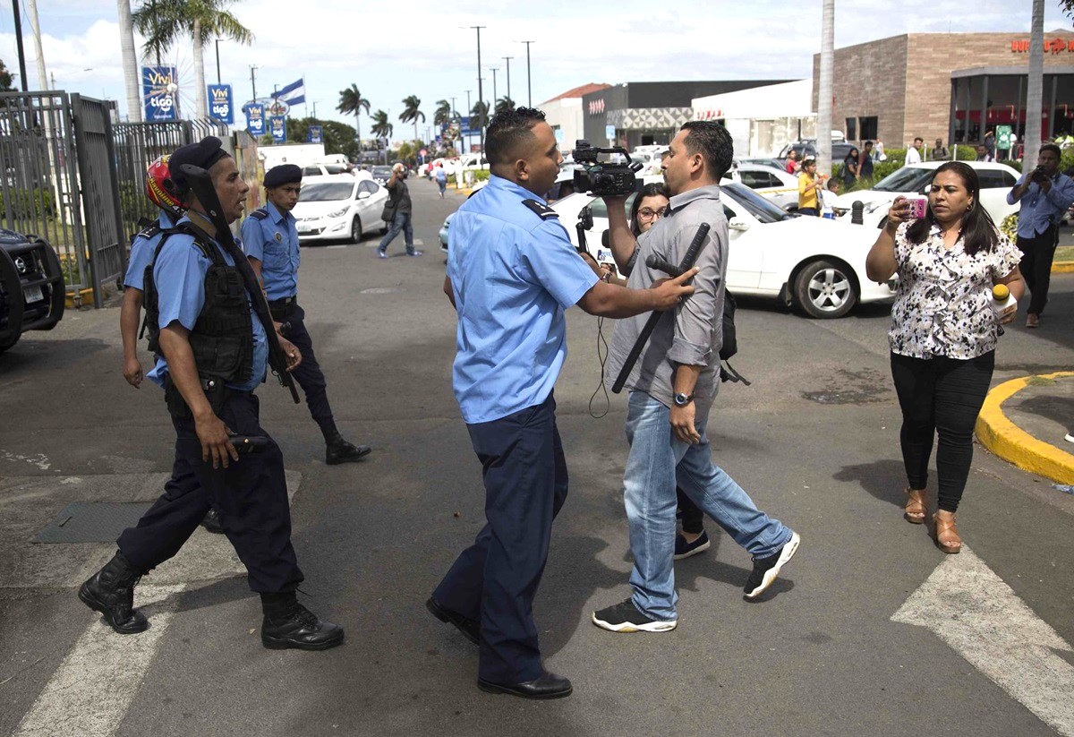 Un policía empuja a un periodista en Managua, Nicaragua, durante una protesta  en 2019. EFE/JORGE TORRES