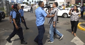 Un policía empuja a un periodista en Managua, Nicaragua, durante una protesta  en 2019. EFE/JORGE TORRES