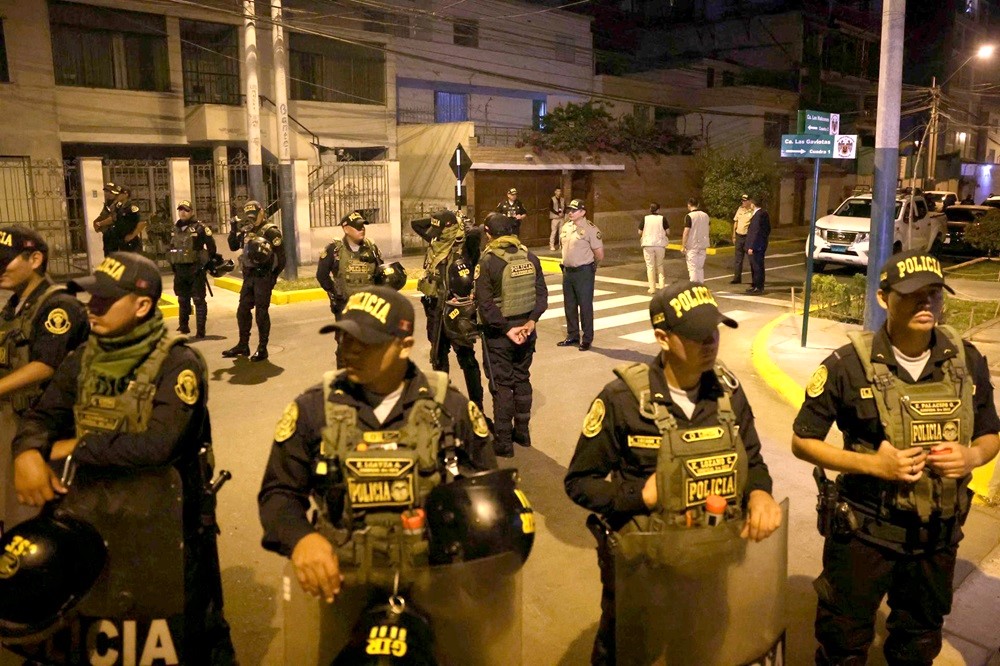 La Policía registra la casa de la presidenta del Perú, Dina Boluarte, en Lima, 29 de marzo de 2024. EFE/JULIO MELENDREZ