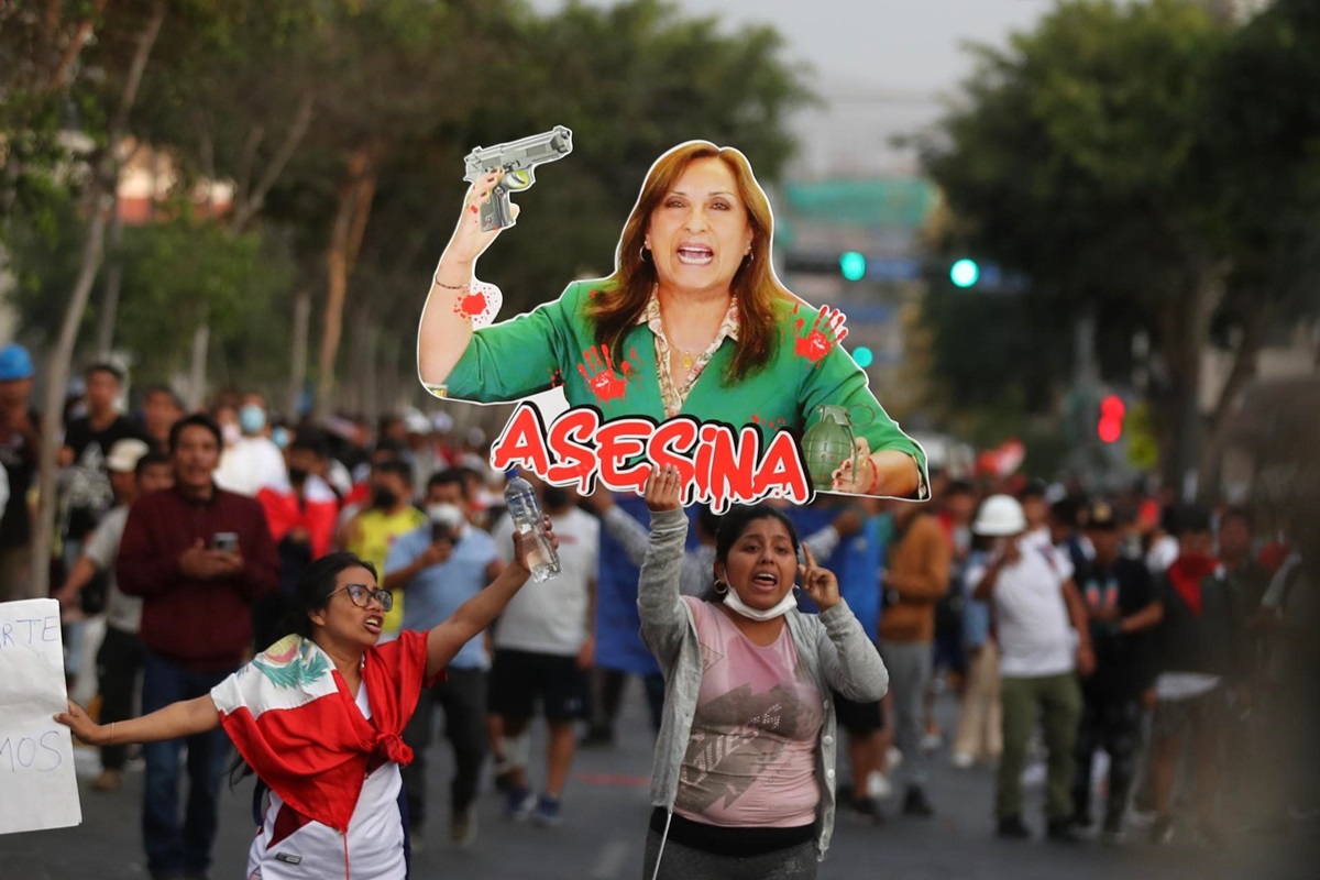 Manifestantes con cartel contra Dina Boluarte en la toma de Lima, Perú, 19 de enero de 2023. EFE/PAOLO AGUILAR