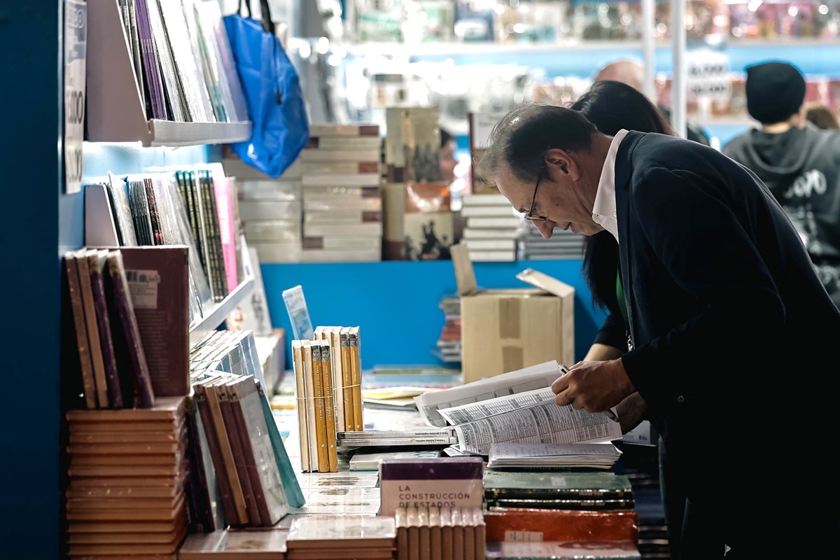 Expositor de la Feria del Libro de Buenos Aires, este jueves. EFE/JUAN IGNACIO RONCORONI