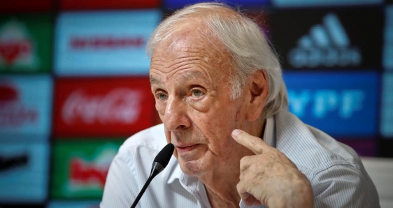 El entrenador argentino del fútbol Cesar Luis Menotti, en 2019. EFE/JUAN IGNACIO RONCORONI