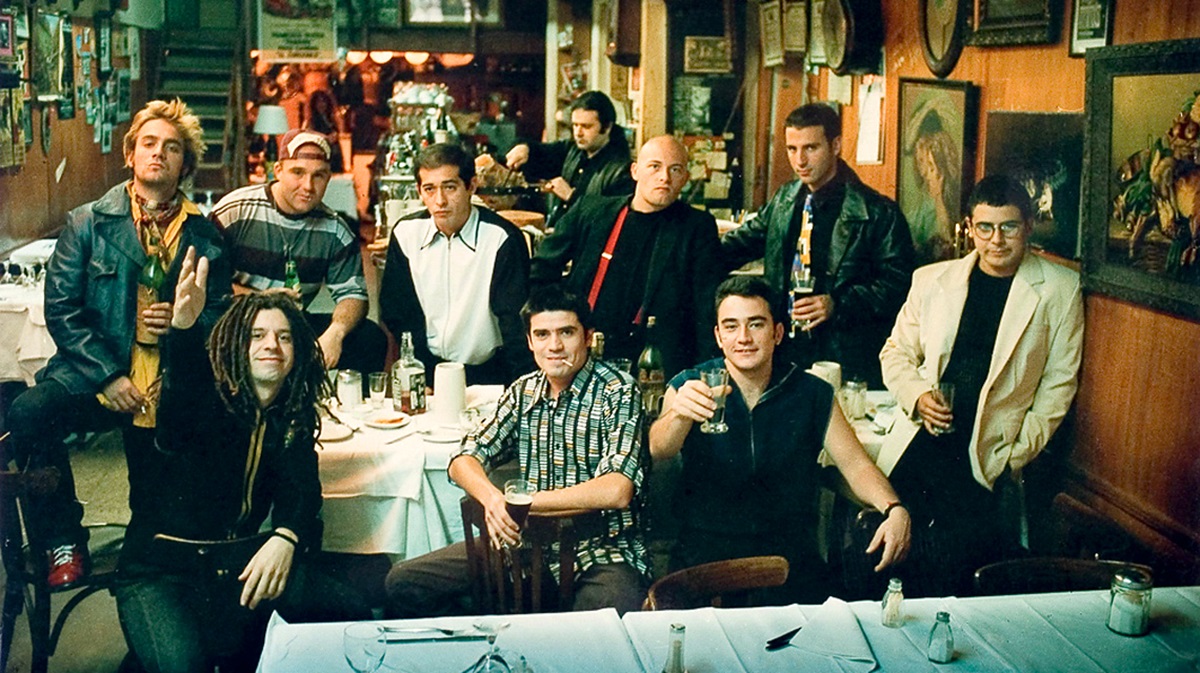Los Fabulosos Cadillacs, en la foto de portada de 'Vasos vacíos', disco que precedió a su aparición en MTV. SONY MUSIC