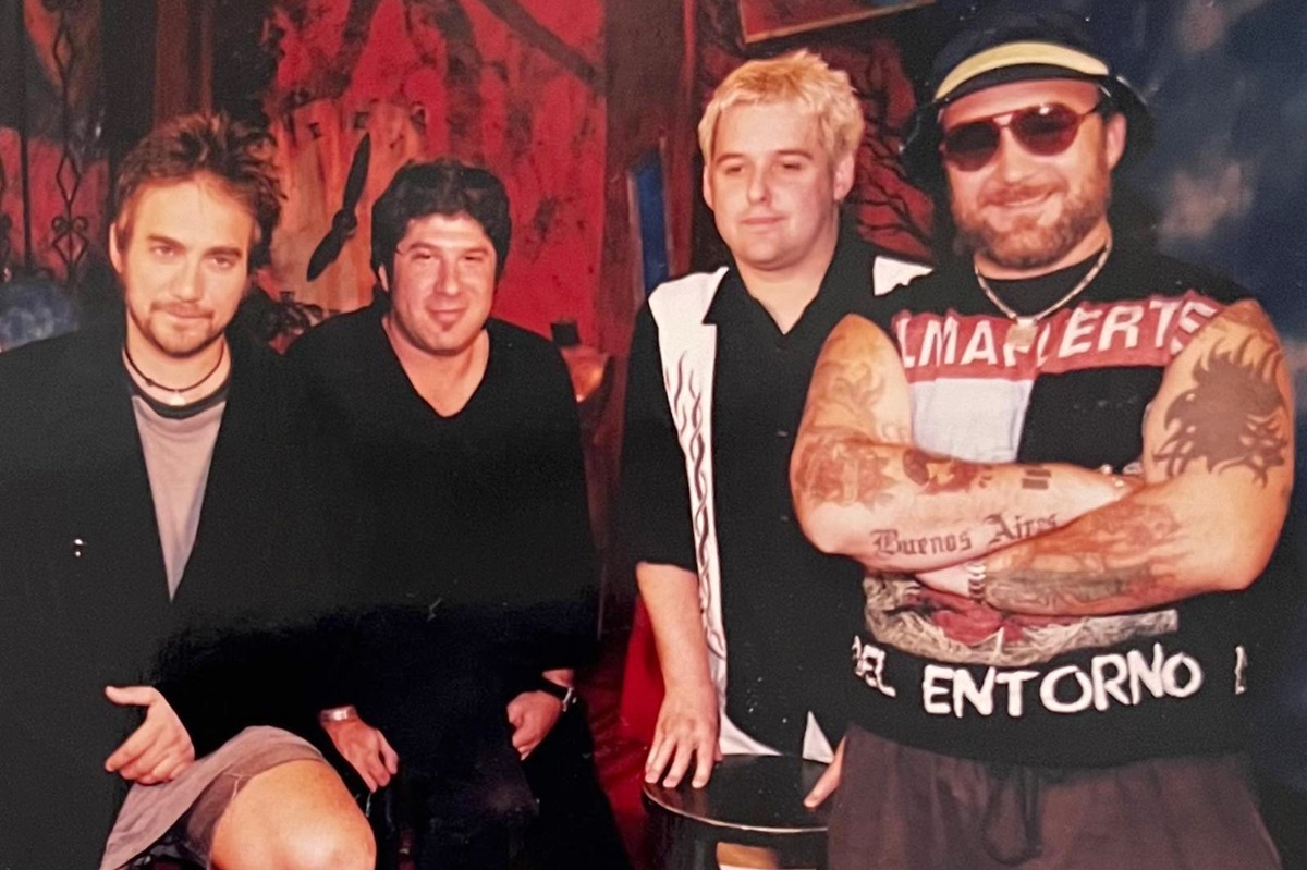 Vicentico y Flavio, de Los Fabulosos Cadillacs, con Alex Pels y el mánager Tomás Cookman, en los estudios MTV. CORTESÍA