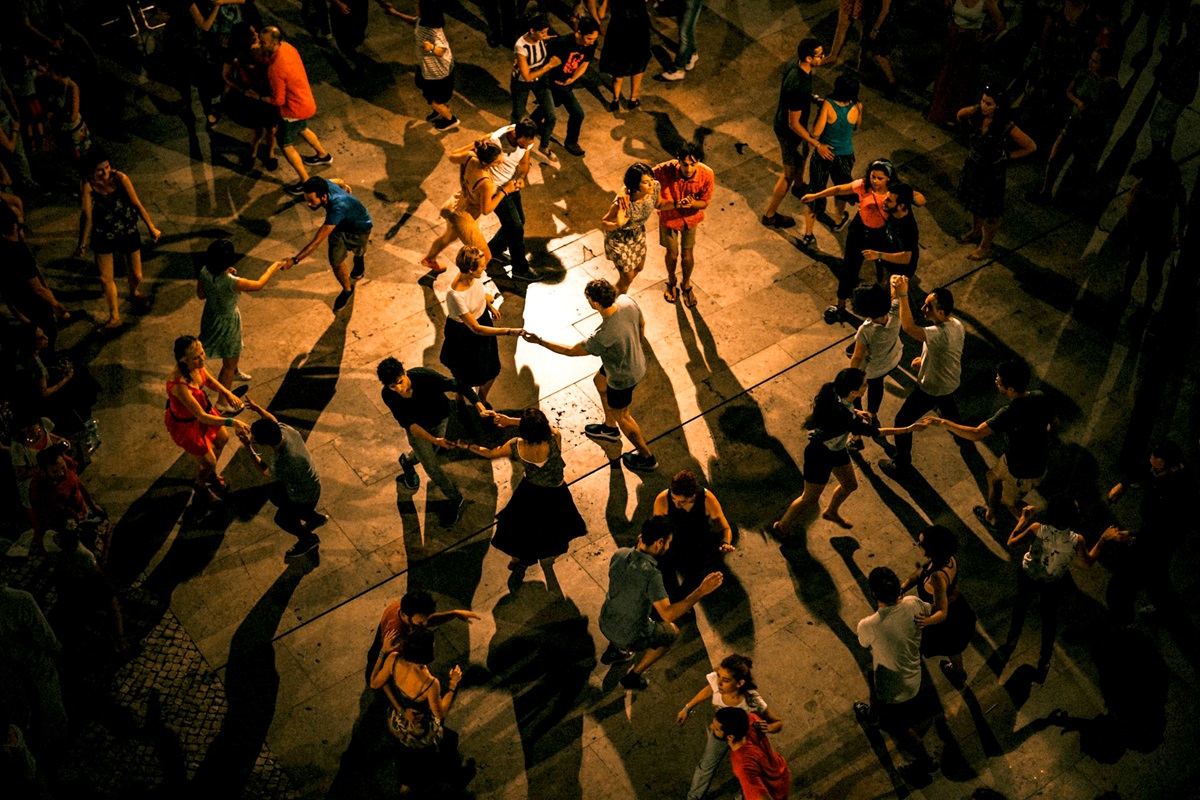 Gente bailando en un club. ARDIAN LUMI/UNSPLASH