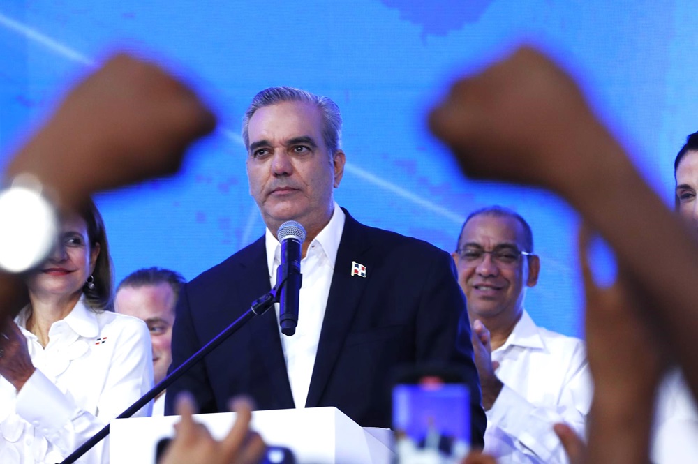 El presidente de República Dominicana, Luis Abinader, tras ser reelegido, este domingo, en Santo Domingo. EFE/BIENVENIDO VELASCO