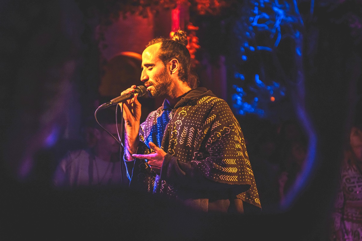 El músico Álex Serra, en concierto. CORTESÍA