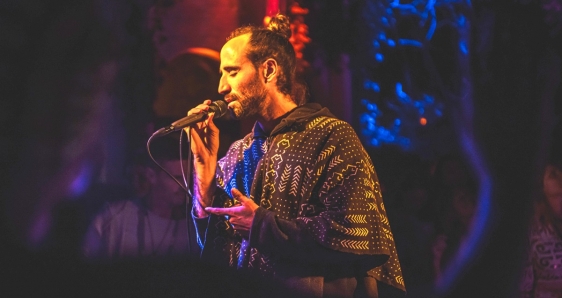 El músico Álex Serra, en concierto. CORTESÍA