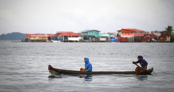 Una canoa en la isla Gardi Sugdub, cuyos habitantes se han convertido en los primeros desplazados climáticos de Panamá, el 28 de mayo. EFE/BIENVENIDO VELASCO