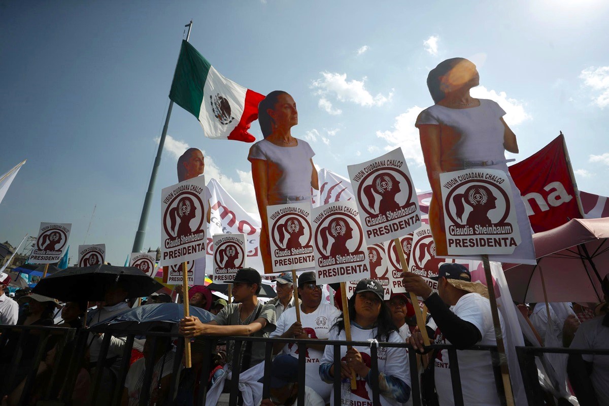 Seguidores de Claudia Sheinbaum, en Ciudad de México, el 1 de marzo de 2024. EFE/ISAAC ESQUIVEL