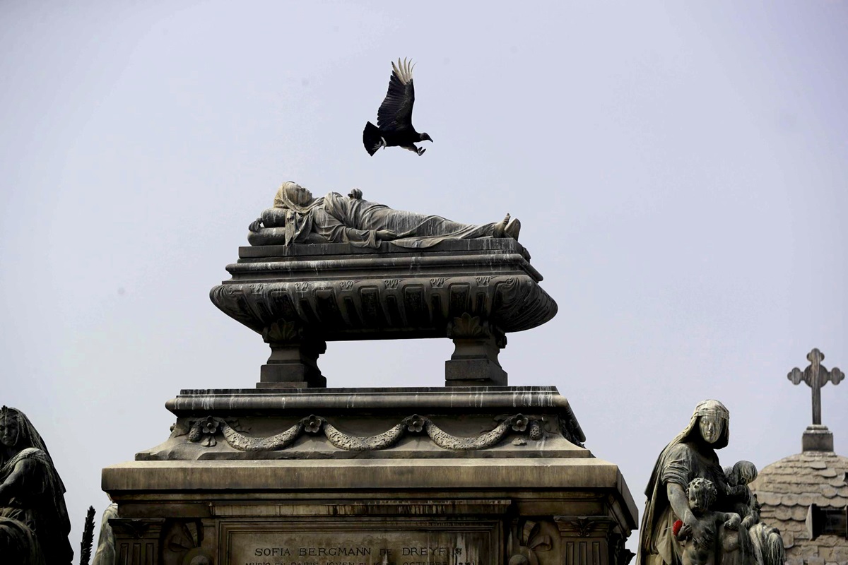 Tumba del Cementerio General de Lima Presbítero Maestro, el más antiguo de América Latina. EFE/PAOLO AGUILAR