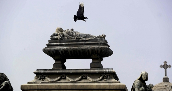 Tumba del Cementerio General de Lima Presbítero Maestro, el más antiguo de América Latina. EFE/PAOLO AGUILAR