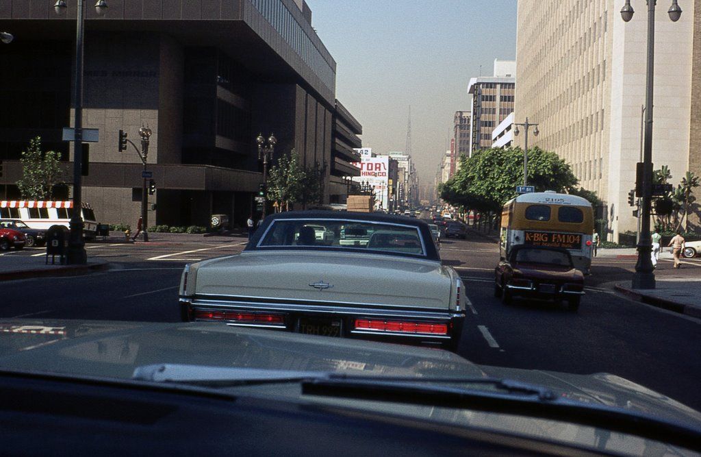 Coches circulando por Los Ángeles, en 1975. ARCHIVO
