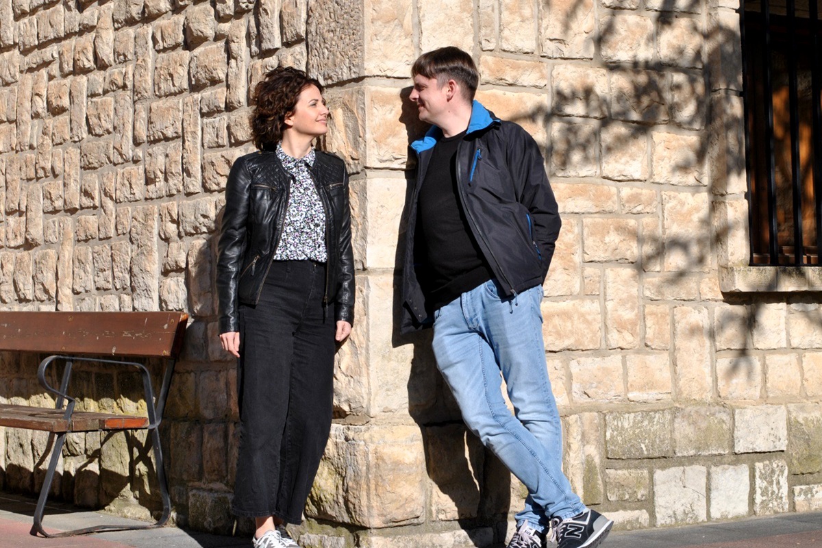 Marta Armingol y Laureano Debat, autores de Colonización, en La Cartuja de los Monegros. PEDRO ARMAÑAC