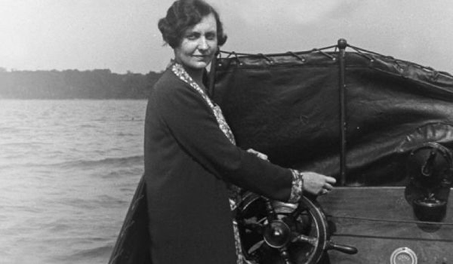 Una mujer al timón de una embarcación. MUSEO MARÍTIMO DE BARCELONA Una mujer al timón de una embarcación. MUSEO MARÍTIMO DE BARCELONA