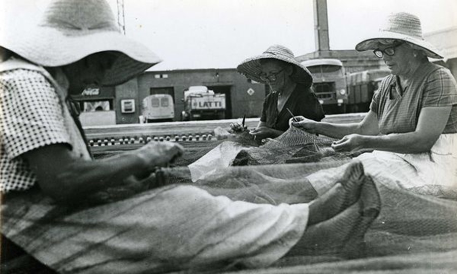 Mujeres tejiendo redes de pesca. MUSEO MARÍTIMO DE BARCELONA Mujeres tejiendo redes de pesca. MUSEO MARÍTIMO DE BARCELONA