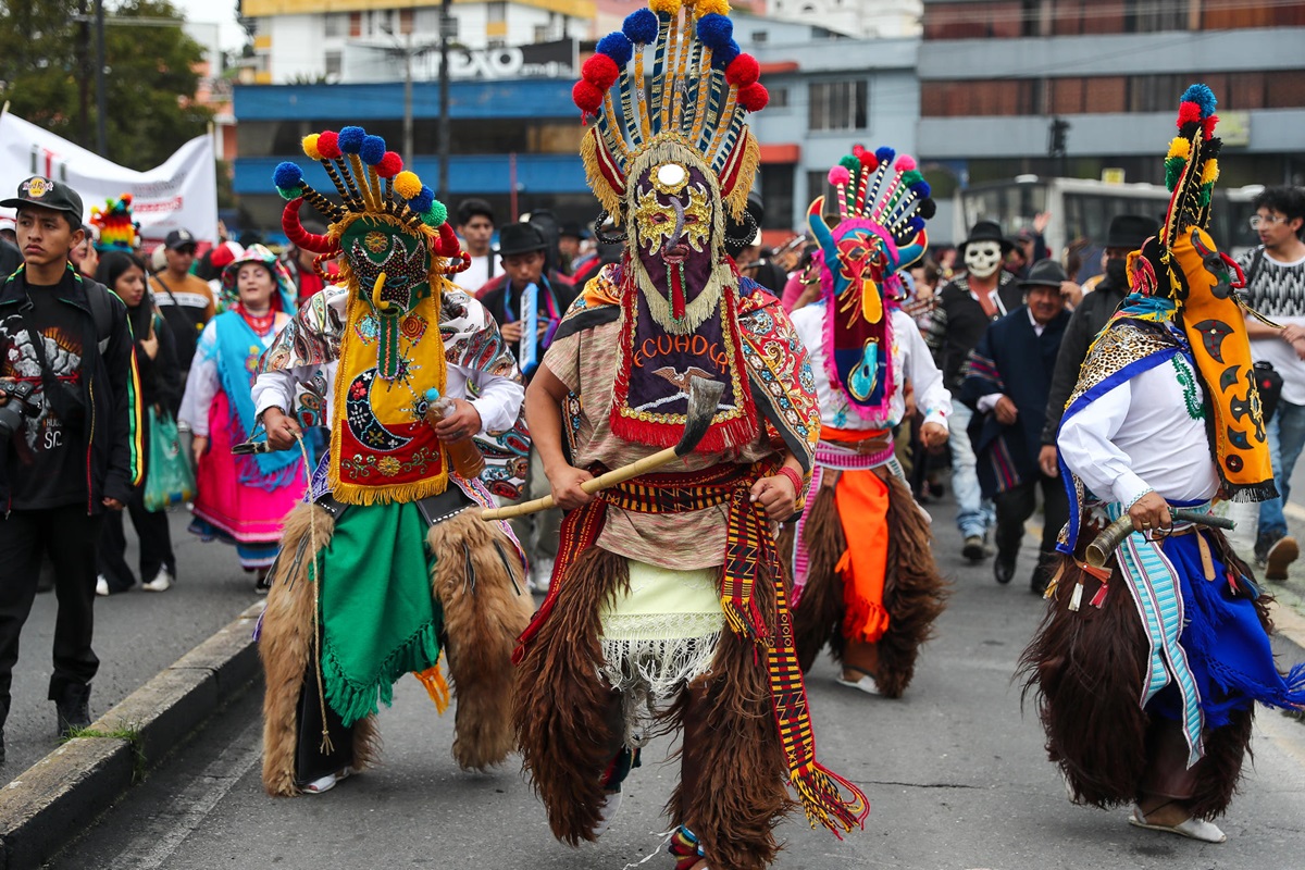 Personas con máscaras tradicionales desfilan en el Inti Raymi en Quito, Ecuador. EFE/JOSÉ JÁCOME
