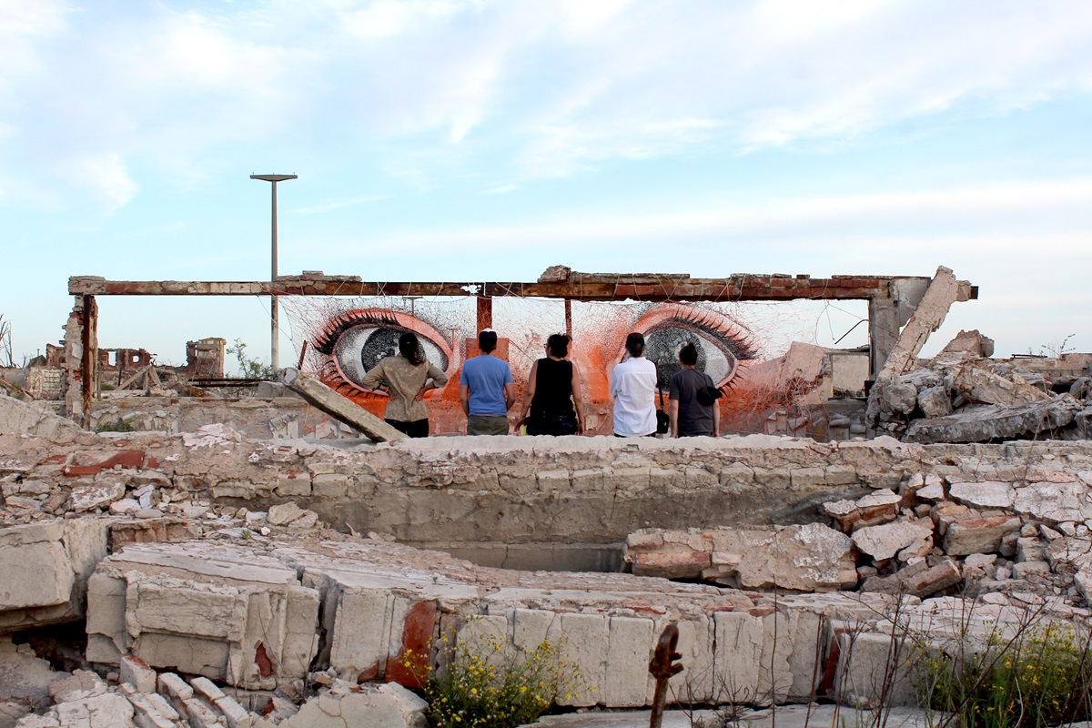 La obra 'Amara', de Daniela Castillo, expuesta en las ruinas de Epecuén, en noviembre de 2021. CORTESÍA