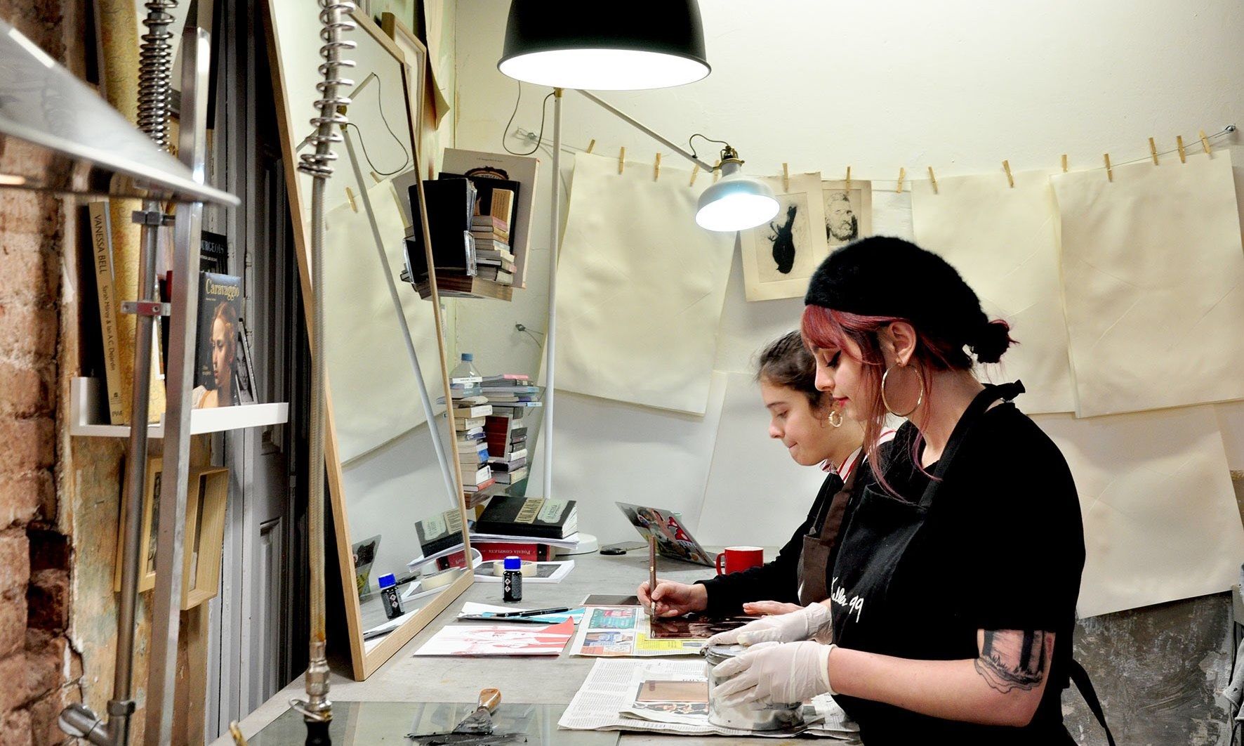 Artistas trabajando en el taller La Madriguera de Barcelona. PAULA BONET Artistas trabajando en el taller La Madriguera de Barcelona. PAULA BONET