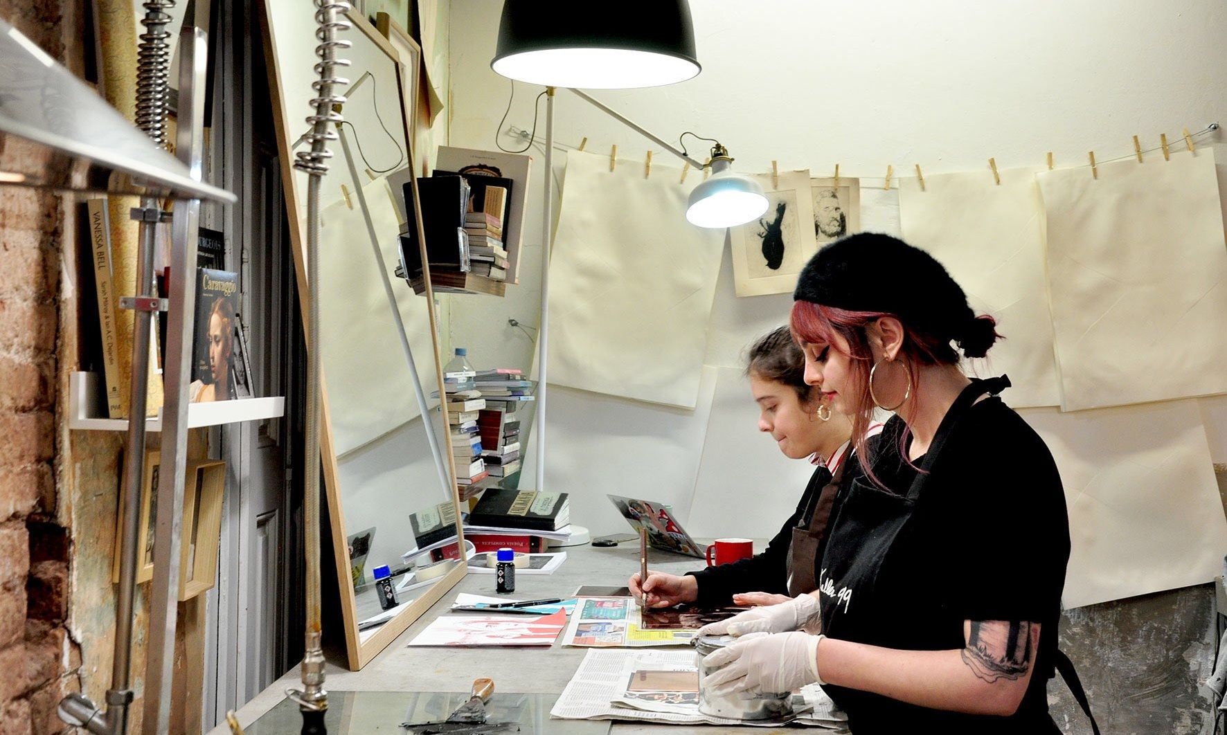 Artistas trabajando en el taller La Madriguera de Barcelona. PAULA BONET