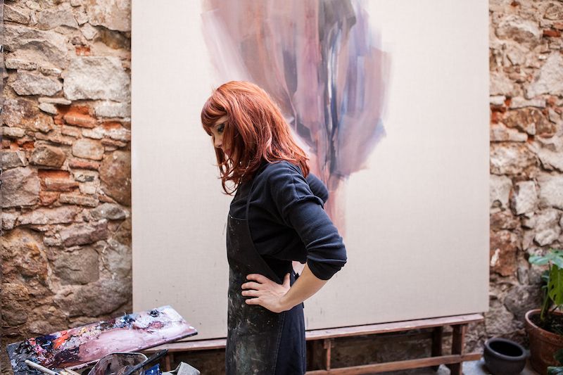 Paula Bonet, pintando en su estudio. JORDI MARTÍ COSTA Paula Bonet, pintando en su estudio. JORDI MARTÍ COSTA